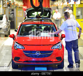 Eisenach, Allemagne. 27 Nov, 2014. La première nouvelle Opel Corsa sort des chaînes de production à Eisenach, Allemagne, 27 novembre 2014. Cela commence la série. Autour de 2,65 millions de Corsas ont été produits à Eisenach, qui emploie 1 400 personnes. Photo : MARTIN SCHUTT/dpa/Alamy Live News Banque D'Images