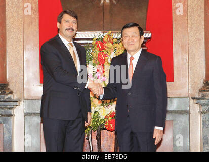 Hanoi, Vietnam. 27 Nov, 2014. Le Président vietnamien Truong Tan Sang, serre la main avec le président hongrois Janos Ader (L) à Hanoi, au Vietnam, le 27 novembre 2014. Janos Ader est lors d'une visite au Vietnam, selon le ministère des Affaires étrangères. © Xinhua/VNA/Alamy Live News Banque D'Images