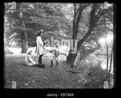 Les plaques de verre d'Edwardian life,la mère, l'enfant, de l'Asie, les soins, la marche, le kid, courir, femme, fille, parenting, pré, deux, pelouse, adulte, champ, retour, vue, aimante, arrière, parc, vert, le collage, l'herbe, la lumière, la liberté, les gens, femme, famille, fille, vers, en plein air, Malaysian, insouciant, loisir, sweet, chinois, de loisirs, de l'engagement, de l'unité, vacances, enfants, la tendresse, la solidarité, le mode de vie, en bonne santé, personne, ensemble, la joie, la belle, la nature Banque D'Images