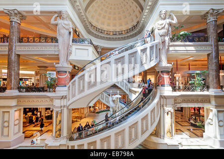 Vue intérieure du Forum Shoppes à Las Vegas au Nevada. Banque D'Images