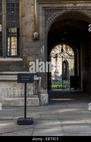 Un signe lire Silence s'il vous plaît dans le quadrangle d'anciennes écoles la Bodleian Library de l'Université d'Oxford Banque D'Images