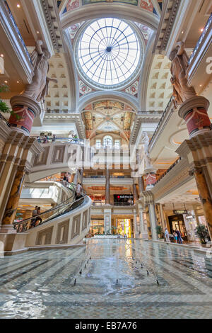 Vue intérieure du Forum Shoppes à Las Vegas au Nevada. Banque D'Images