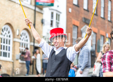 Homme jouant une bulle de savon sur high street at Arundel Festival 2014 Banque D'Images