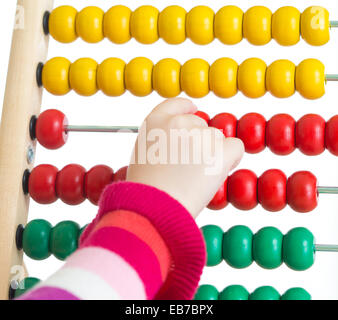 La main de l'enfant compte sur abacus colorés isolé Banque D'Images