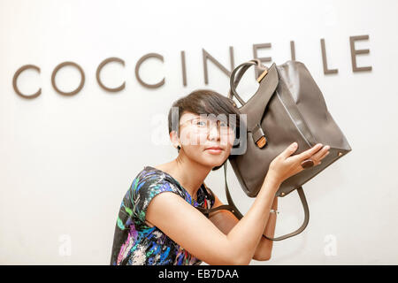 Jeune femme asiatique avec un sac à main Coccinelle Banque D'Images