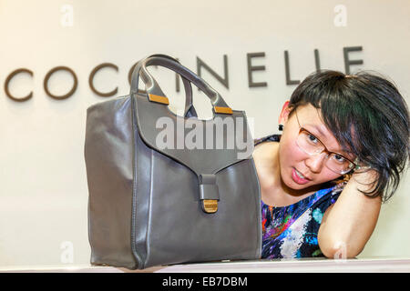 Jeune femme asiatique avec un sac à main Coccinelle République Tchèque Banque D'Images