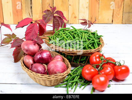 Panier de haricots verts aux tomates et d'Oignons Banque D'Images
