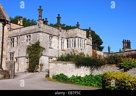 Vue avant de Tissington Hall, Tissington, Derbyshire, Angleterre, Royaume-Uni, Europe de l'Ouest. Banque D'Images