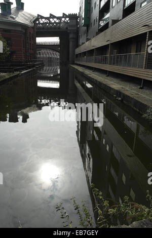 Portrait du quai de pommes de terre et de soleil se reflétant dans l'hôtel Castlefield de bras bassin du Canal, Great Northern Viaduc, Manchester, Royaume-Uni Banque D'Images