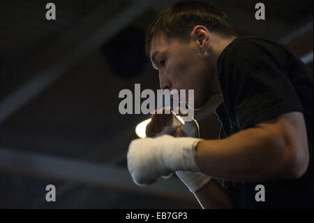 Moscou, Russie. 26 Nov, 2014. Boxeur russe Ruslan Provodnikov pratiques pendant une session de formation de boxe avant son combat avec Jose Luis Castillo du Mexique. Crédit : Anna Sergeeva/ZUMA/Alamy Fil Live News Banque D'Images