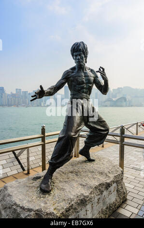 Statue de Bruce Lee sur l'Avenue des Stars sur le bord de mer de Victoria Harbour, Tsim Sha Tsui, Hong Kong, Chine Banque D'Images