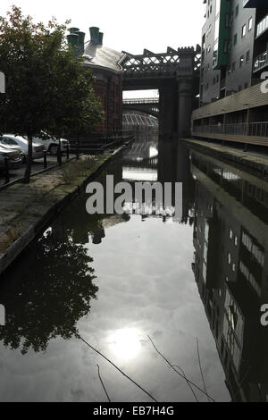 Portrait soleil et bâtiment de l'hôtel Castlefield bras reflétant bassin du Canal, quai de pommes de terre au nord du grand Viaduc, Manchester, UK Banque D'Images