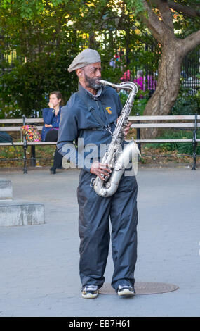 Saxophone ténor Jazz player aux spectacles de rue à Washington Square Park à Greenwich Village à New York City Banque D'Images