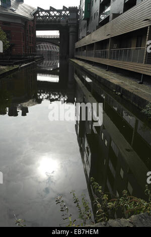 Pomme de terre à quai Portrait grand viaduc du Nord, soleil et immeuble bras reflétant le Castlefield bassin du Canal, Manchester Banque D'Images