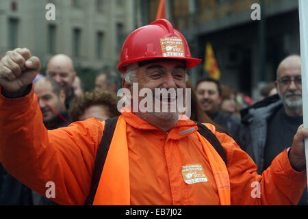 Athènes, Grèce. 27 Nov, 2014. Les protestataires mars au cours d'un 24 heures de grève générale nationale à Athènes, Grèce, le 27 novembre 2014. Une grève générale de 24 heures en Grèce pour protester contre les mesures d'austérité a conduit à la fermeture des services publics dans tout le pays, obligeant les annulations de vol et de quitter les hôpitaux de l'état fonctionnant avec du personnel d'urgence. © Marios Lolos/Xinhua/Alamy Live News Banque D'Images