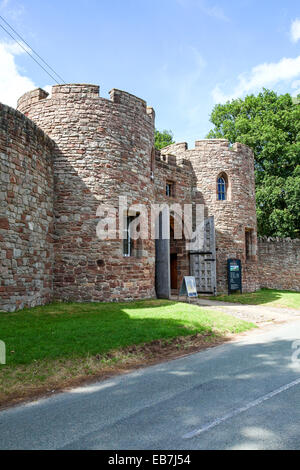 Les portes et la passerelle de l'entrée de Château Beeston Cheshire Angleterre Banque D'Images