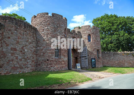 Les portes et la passerelle de l'entrée de Château Beeston Cheshire Angleterre Banque D'Images