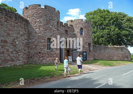 Une famille avec deux enfants à marcher vers les portes et la passerelle de l'entrée de Château Beeston Cheshire Angleterre Banque D'Images