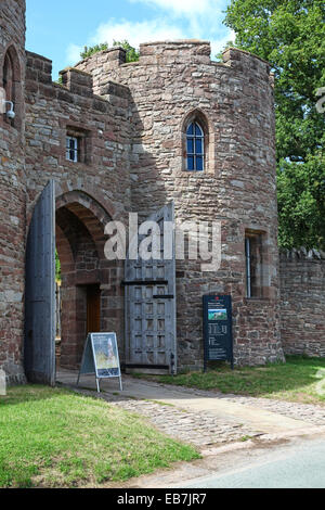 Les portes et la passerelle de l'entrée de Château Beeston Cheshire Angleterre Banque D'Images