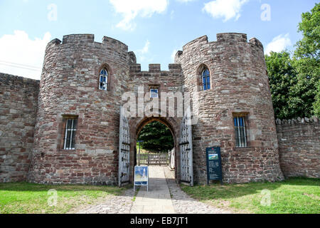 Les portes et la passerelle de l'entrée de Château Beeston Cheshire Angleterre Banque D'Images