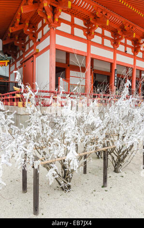 Omikuji bonne chance papier glisse sur une branche à l'extérieur de la salle principale de l'ère Heian Shrine, Kyoto, Japon, Kansai Banque D'Images