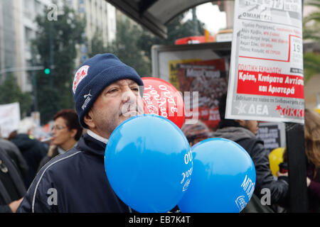 Athènes, Grèce. 27 Nov, 2014. Les manifestants crier des slogans lors d'une grève générale dans le centre d'Athènes. Le transport aérien, ferroviaire et maritime de transports ont été perturbés dans toute la Grèce le 27 novembre avec la fermeture de nombreux services publics comme les syndicats ont organisé une grève nationale de 24 heures pour protester contre les mesures d'austérité. Aristidis Crédit : Vafeiadakis/ZUMA/Alamy Fil Live News Banque D'Images