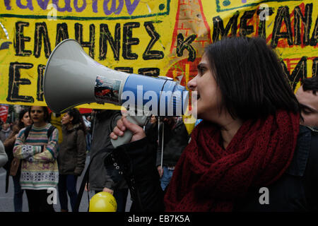 Athènes, Grèce. 27 Nov, 2014. Les manifestants crier des slogans lors d'une grève générale dans le centre d'Athènes. Le transport aérien, ferroviaire et maritime de transports ont été perturbés dans toute la Grèce le 27 novembre avec la fermeture de nombreux services publics comme les syndicats ont organisé une grève nationale de 24 heures pour protester contre les mesures d'austérité. Aristidis Crédit : Vafeiadakis/ZUMA/Alamy Fil Live News Banque D'Images