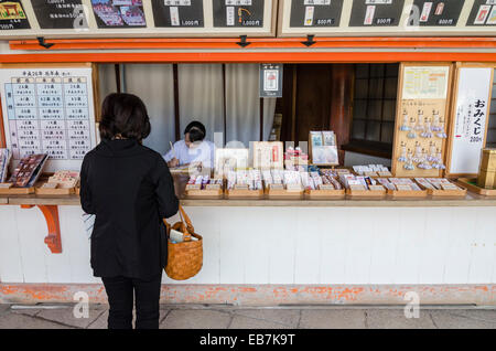 Au Sanctuaire Heian-touristiques et de souvenirs offrant une stalle, Kyoto, Japon, Kansai Banque D'Images