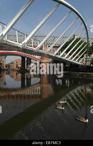 Ciel bleu, 19ème siècle portrait de viaduc réflexions, passerelle, marchands de canards natation bassin du Canal Castlefield, Manchester Banque D'Images