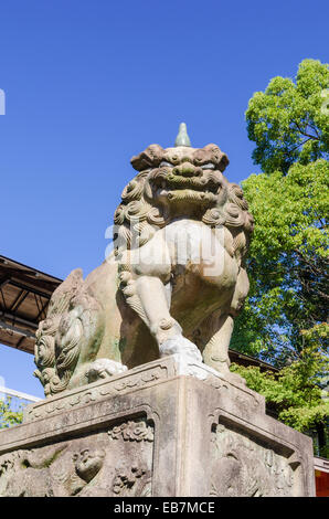 Un lion de pierre-dog guardian, l'un d'une paire qui garde l'entrée de la Yasaka, Kyoto, Japon, Kansai Banque D'Images