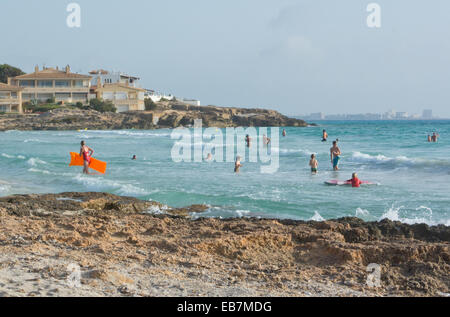 SES COVETES, Majorque, Espagne - 26 octobre 2013 : la vie à la plage le 26 octobre 2013 dans ses Covetes, Majorque, Iles Baléares, Espagne. Banque D'Images