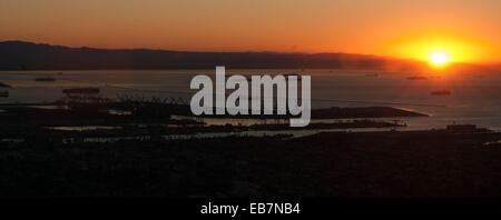 Los Angeles, Californie, USA. 27 novembre, 2014. Soleil se lève sur l'action de L.A. Port et éclaire l'sur San Pedro, en Californie. Credit : Brent Clark/Alamy Live News