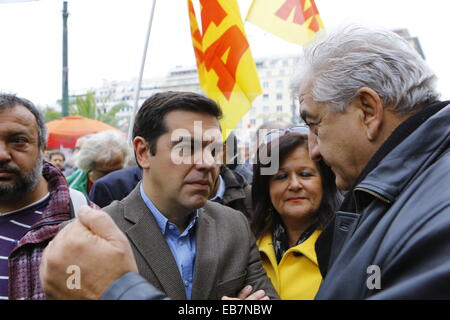 Athènes, Grèce. 27 novembre 2014. Alexis Tsipras, le dirigeant de SYRIZA (Coalition de la gauche radicale) et l'actuel chef de l'opposition grecque, est entretenu avec un manifestant à la marche de protestation. Des dizaines de milliers de Grecs ont suivi l'appel lancé par le syndicat grec pour une journée de grève générale et de protestation au parlement grec. Ils ont protesté contre les mesures d'austérité par le gouvernement grec. Crédit : Michael Debets/Alamy Live News Banque D'Images