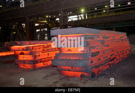 Pile de tôles d'acier épais chaud dans l'usine Banque D'Images