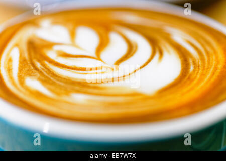 Café , tasse de Cappuccino sur la table en bois blanc Banque D'Images