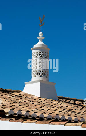 Le Portugal, l'Algarve, une cheminée de style mauresque traditionnel près de Albufeira Banque D'Images