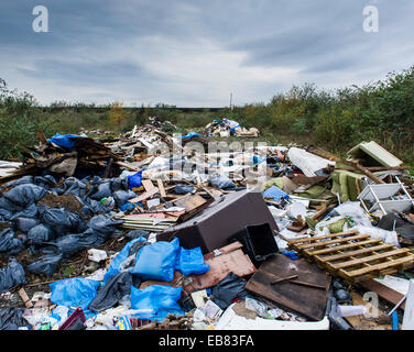 Purfleet, Essex. 27 novembre 2014. Est-ce le plus grand fly conseil dans l'ensemble du Royaume-Uni ? S'étendant sur 400 mètres et 60 mètres de large la pointe est dit par les gens d'avoir été sous-évaluées par les voyageurs. Credit : Gordon 1928/Alamy Live News Banque D'Images