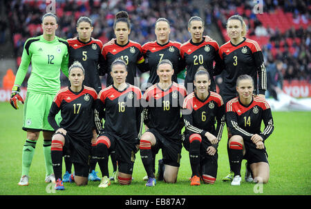 Le 23 novembre 2014 - Londres, Royaume-Uni - Allemagne Groupe de l'équipe.(rangée arrière de gauche à droite) Allemagne Les femmes gardien Almuth Schult - Annike Krahn de allemagne Les Femmes - Celia Sasic d'Allemagne Femmes - Melanie Behringer de allemagne Les femmes -Lena Goessling de allemagne Les Femmes - Josephine Henning de Allemagne - Femmes.(rangée avant de gauche à droite) Michael Cramer d'Allemagne Femmes - Melanie Leupolz d'Allemagne Femmes - Alexandra Popp d'Allemagne Femmes - Simone Laudehr d'Allemagne Femmes - Tabea Kemme d'Allemagne les femmes.- Womens International Football - l'Angleterre contre l'Allemagne - Wembley Stadium - Londres, Angleterre - 23rdNovember 2014 - Photo Robin Banque D'Images