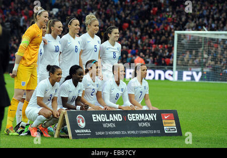 Le 23 novembre 2014 - Londres, Royaume-Uni - Angleterre Équipe Femmes Groupe.(rangée arrière de gauche à droite) l'Angleterre gardien des femmes Karen Bardsley - Toni Duggan d'Angleterre Femmes - Karen Carney d'Angleterre Femmes - Stephanie Houghton de l'Angleterre - les femmes Karen Carney d'Angleterre Femmes - .(rangée avant de gauche à droite) Demi Stokes d'Angleterre Femmes - Toni Duggan d'Angleterre Femmes - Alex Scott d'Angleterre Femmes - Lianne Sanderson d'Angleterre Femmes - Jordan Nobbs d'Angleterre les femmes.- Womens International Football - l'Angleterre contre l'Allemagne - Wembley Stadium - Londres, Angleterre - 23rdNovember 2014 - Photo Robin Parker/Sportimage. Banque D'Images