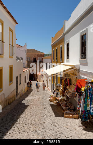 Le Portugal, l'Algarve, Silves, une étroite rue pavée de la vieille ville Banque D'Images