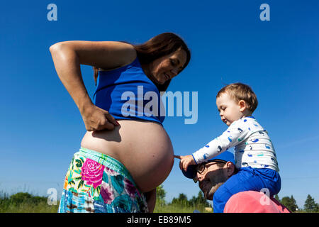 Femme enceinte, de la famille, mère, père et fils Banque D'Images