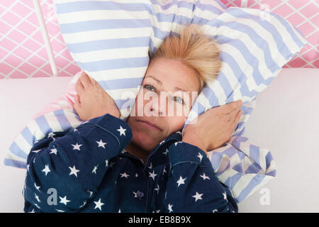 Femme blonde d'âge mûr à l'insomnie Banque D'Images