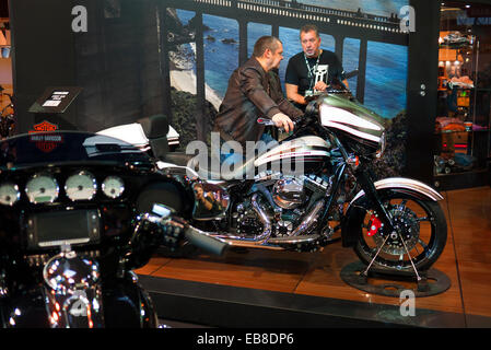 Les visiteurs de la Live show moto à Birmingham, NEC, jetez un oeil à motos sur le stand Harley Davidson. Banque D'Images