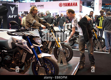 Les visiteurs de la Live show moto à Birmingham, NEC, jetez un oeil à motos sur le stand Yamaha. Banque D'Images