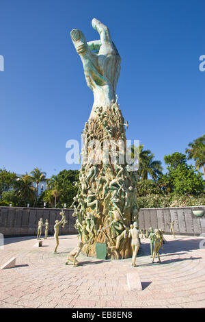 HOLOCAUST MEMORIAL SCULPTURE (©KENNETH TREISTER 1990) MIAMI BEACH FLORIDE USA Banque D'Images