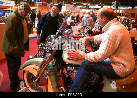 Les visiteurs de la Live show moto à Birmingham, NEC, jetez un oeil à un Indien moto. Banque D'Images