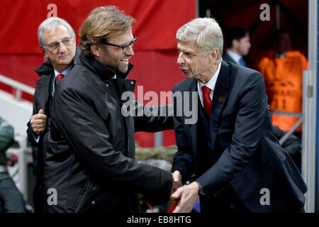 26.11.2014. Londres, Angleterre. L'entraîneur-chef d'Arsenal Arsène Wenger (R) se félicite de l'entraîneur-chef Dortmund JÜRGEN KLOPP avant l'UEFA Champions League Groupe D match de foot entre Londres et Arsenal Borussia Dortmund à l'Emirates Stadium à Londres, Grande-Bretagne, le 26 novembre 2014. Banque D'Images