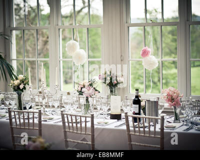 Petit-déjeuner de mariage haut de page les paramètres de table avec des fleurs et du vin Banque D'Images