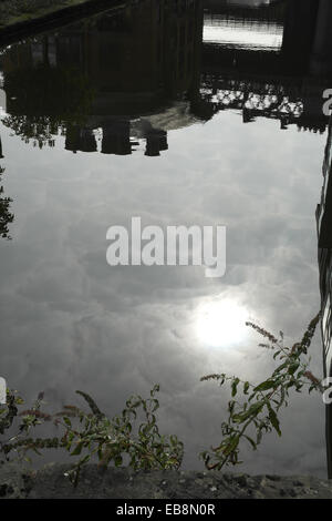 Portrait de Potato Wharf matin Soleil, nuages, Great Northern Viaduc de refléter, dans le bras du bassin du Canal de Castlefield, Manchester, UK Banque D'Images