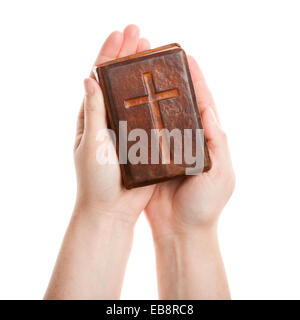 Main tenant la vieille bible isolated on white Banque D'Images